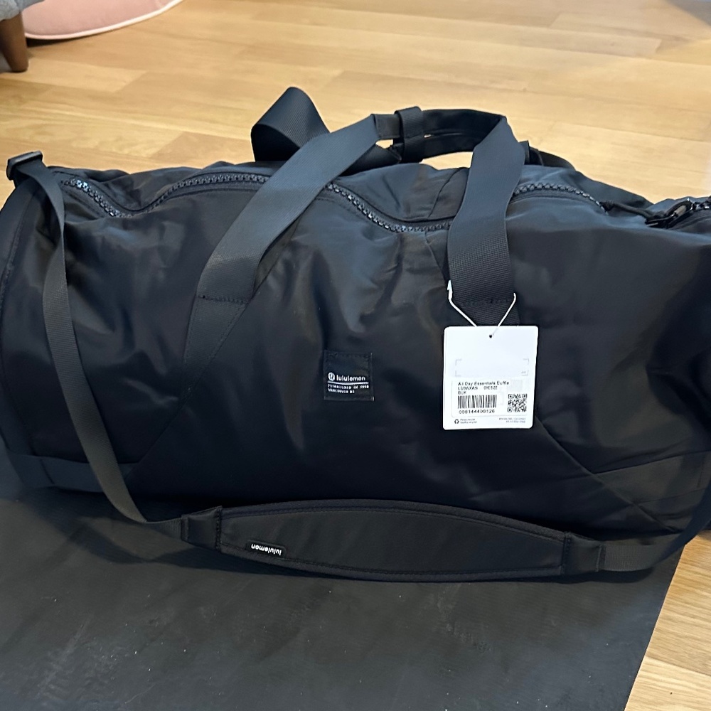 Black lululemon All Day Essentials Duffle / Sac de sport / NWT